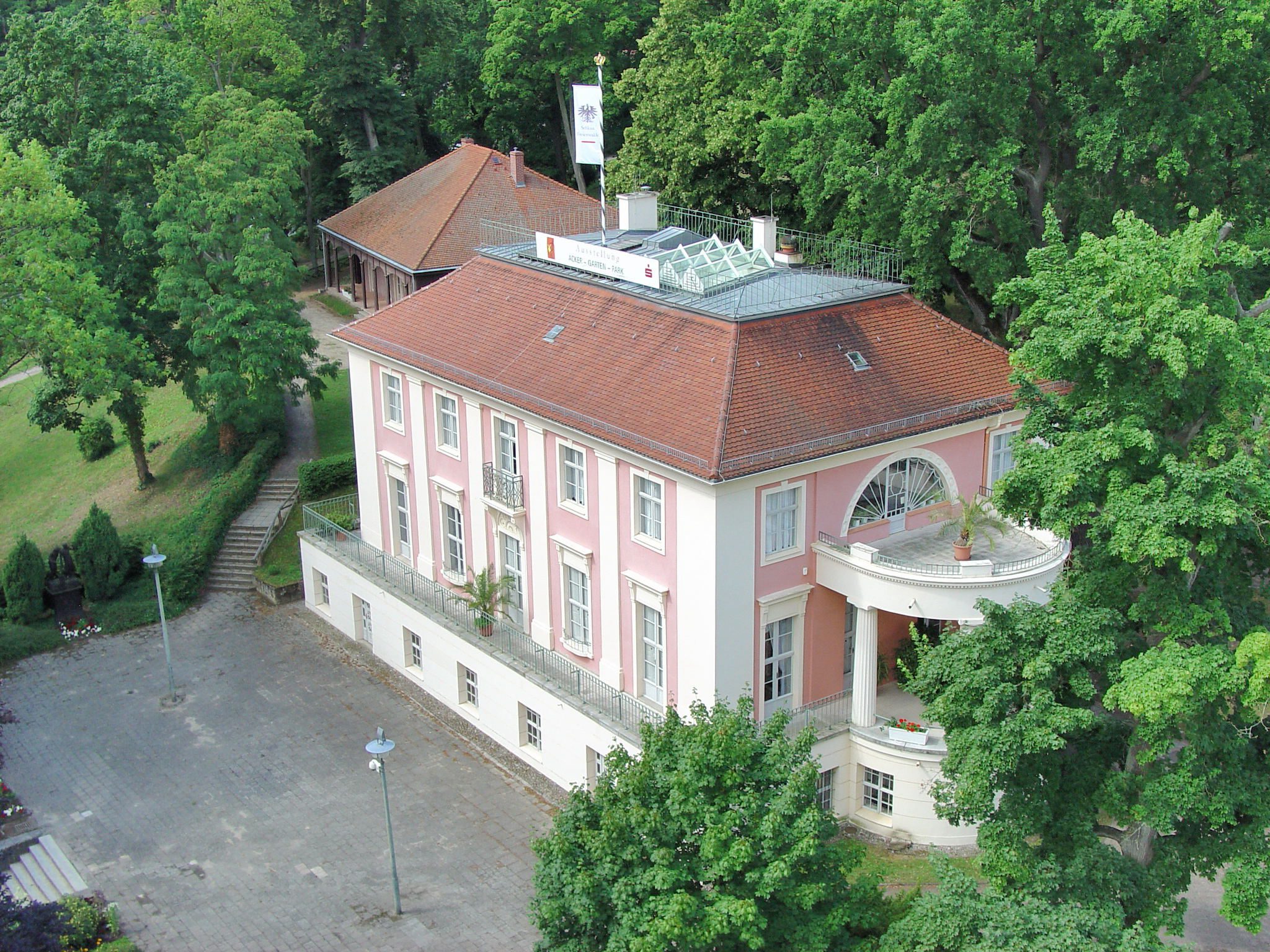 Schloss mit Teehäuschen