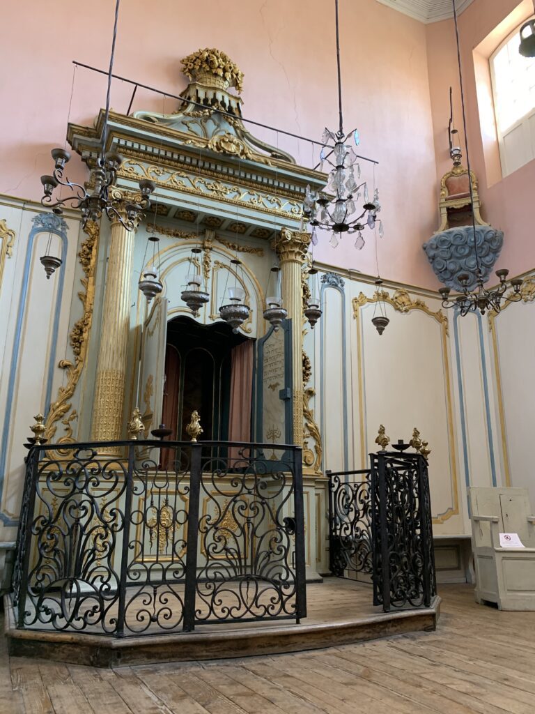 Inside of Cavaillon synagogue